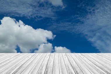 Mavi gökyüzü bulut ile ahşap Teras