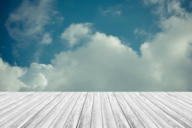 Mavi gökyüzü bulut ile ahşap Teras, vintage tarzı sürecinde