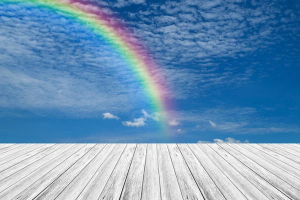 Ahşap Teras ve rainbow ile mavi gökyüzü bulut