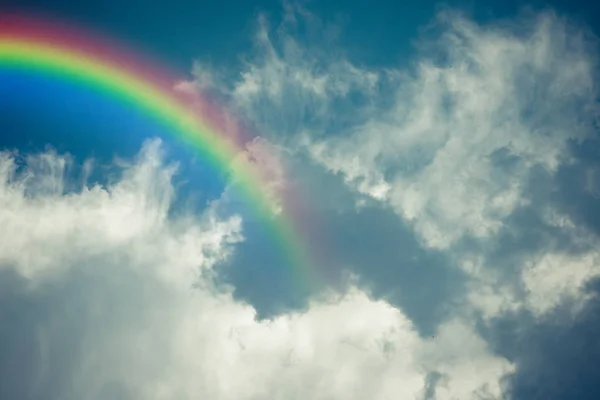 Nuvola cielo blu con arcobaleno, processo in stile vintage — Foto Stock