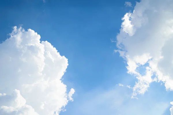 Blå himlen moln — Stockfoto