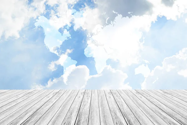 Mavi gökyüzü bulut ahşap Teras ve dünya ile harita