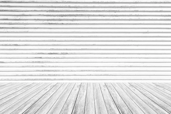 Superficie de textura de pared oxidada de metal con terraza de madera — Foto de Stock