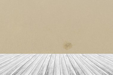 Kum doku yüzeyi ahşap teras ile