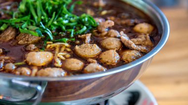 Kızarmış biftek et tendon topu çorba güveç ile temizleyin