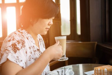 Asyalı kadınlar kafede kahve içme