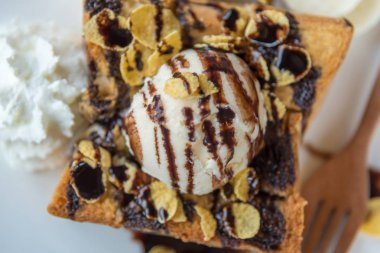 Dondurma ve meyve ile bal tost