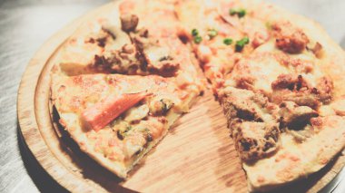 Pizza üzerinde ahşap daire kurulunda görev yapmaktadır.