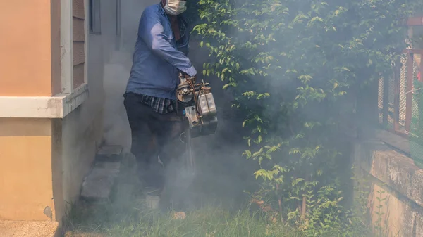 DDT spreyi öldürme sivrisinek sisleme — Stok fotoğraf