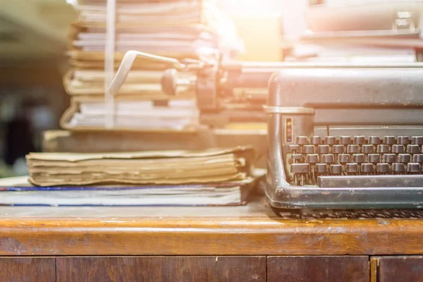 Друкарська машинка старовинний вінтажний стиль і старі документи — стокове фото