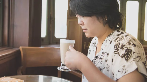 Donne asiatiche che bevono un caffè in caffetteria — Foto Stock
