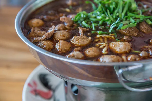 Duszone wołowiny wyczyścić z mięsa ścięgna piłkę zupa gulasz — Zdjęcie stockowe