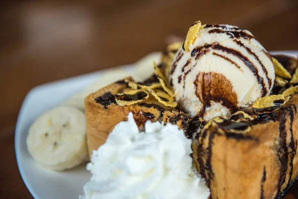 Dondurma ve meyve ile bal tost