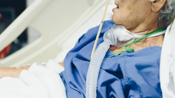 Paziente fare tracheostomia e ventilatore in ospedale — Foto Stock