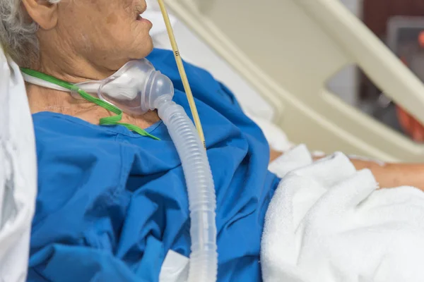 Paciente hace traqueostomía y ventilador en el hospital — Foto de Stock