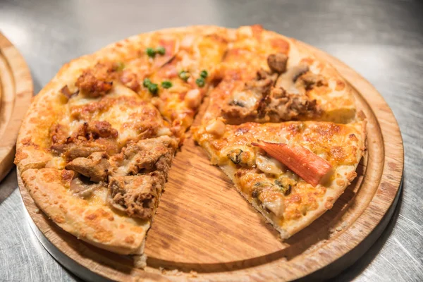 Pizza üzerinde ahşap daire kurulunda görev yapmaktadır.