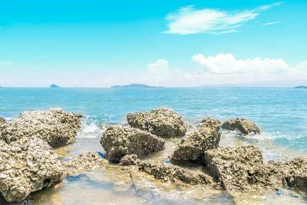 Landskap av stranden och havet med reef rock beach — Stockfoto