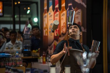 Restoranda içki karıştırma barmen