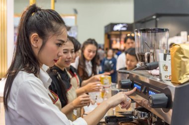 Barista dökme latte köpük kahve latte sanat yapmak
