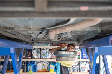 Araba tamircisi drenaj eski yağlama motor yağı