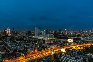 Cityscape ve uzun pozlama gece yol ışık