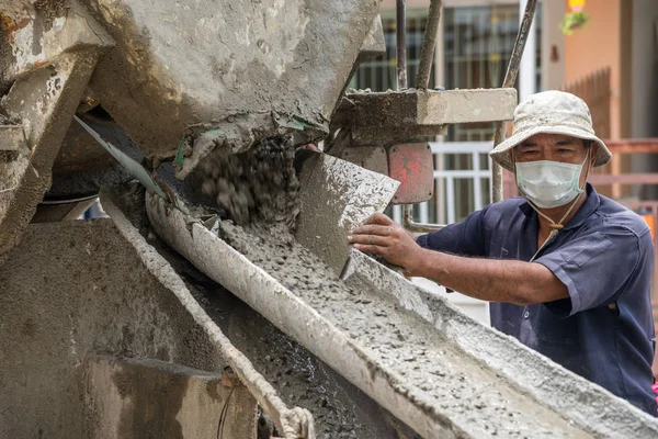 Míchání cementu betonu na staveništi — Stock fotografie