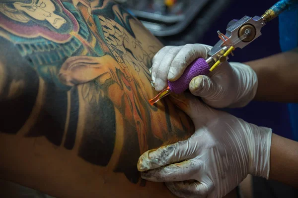 Tatuaggio artista disegno arte sul corpo — Foto Stock