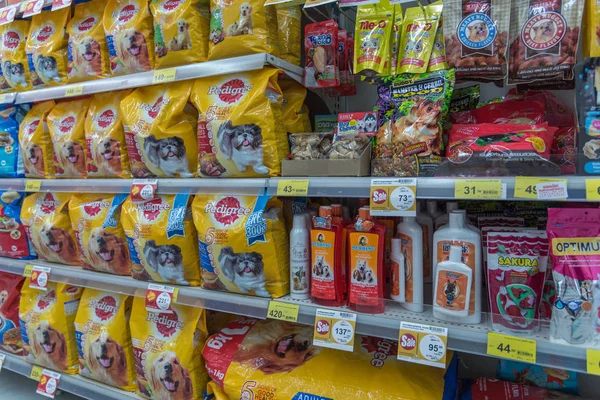 Muitos tipos de alimentos para animais de estimação e produtos na loja de animais — Fotografia de Stock