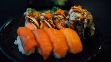 Farklı türde set: suşi Japon yemekleri