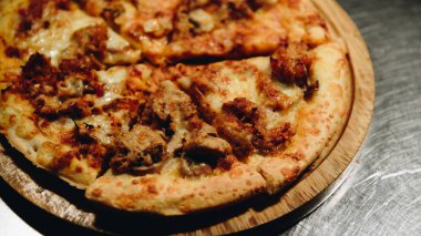 Pizza üzerinde ahşap daire kurulunda görev yapmaktadır.