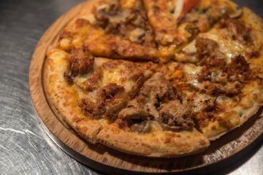 Pizza üzerinde ahşap daire kurulunda görev yapmaktadır.