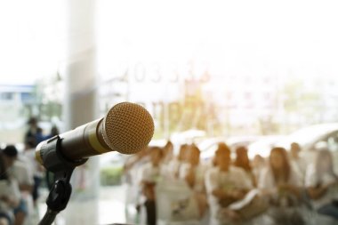 Konser salonunda ya da konferans odasında mikrofon