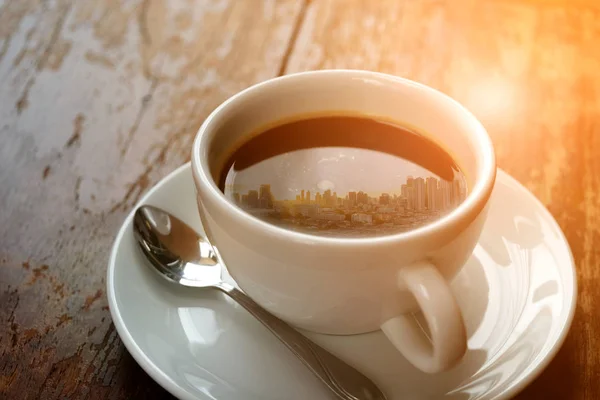 Zonnige ochtend tijd en stad op koffie — Stockfoto