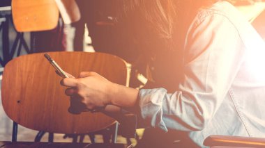 Cep telefonu ve kahve dükkanı kadınlarda