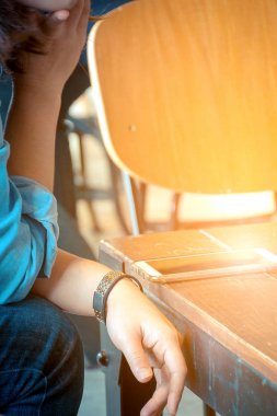 Cep telefonu ve kahve dükkanı kadınlarda