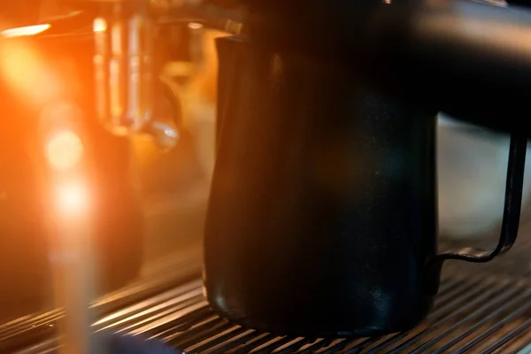 Zwarte mok en koffie-/ theevoorzieningen-machine — Stockfoto