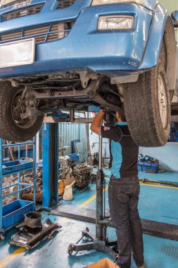 Araç garaj, onarım için bir araba motoru kontrol