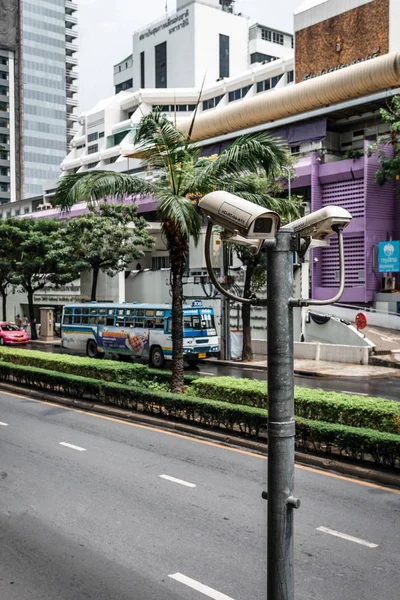 Kamery CCTV są zainstalowane wzdłuż ulicy w mieście Bangkok — Zdjęcie stockowe