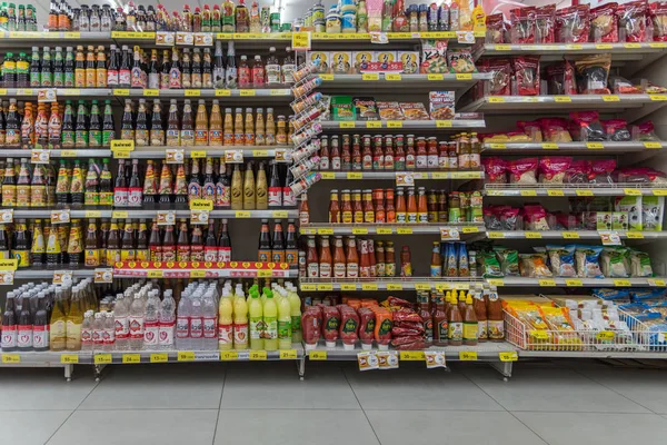 Wiele rodzajów sosów w supermarkecie — Zdjęcie stockowe