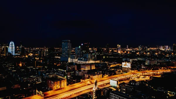 Stadsgezicht en licht van de nacht weg in lange blootstelling — Stockfoto