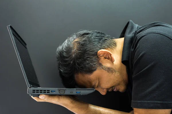 Asiatique homme tenir ordinateur portable dans le geste de stress — Photo
