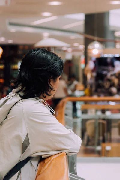 Mulheres asiáticas 40s pele branca no shopping — Fotografia de Stock