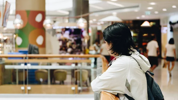 Mulheres asiáticas 40s pele branca no shopping — Fotografia de Stock