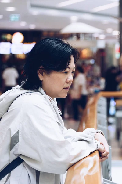 아시아 여성 40 대 피부 쇼핑몰에서 화이트 — 스톡 사진