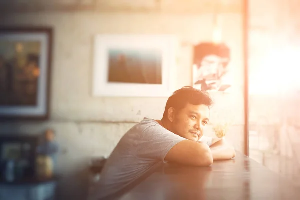 ชายเอเชียมีความสุขในร้านกาแฟ คาเฟ่ — ภาพถ่ายสต็อก