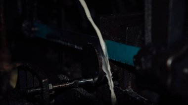 Bir metal kesme için çalışma kesmek Testere makinesi