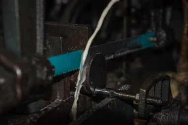 Bir metal kesme için çalışma kesmek Testere makinesi