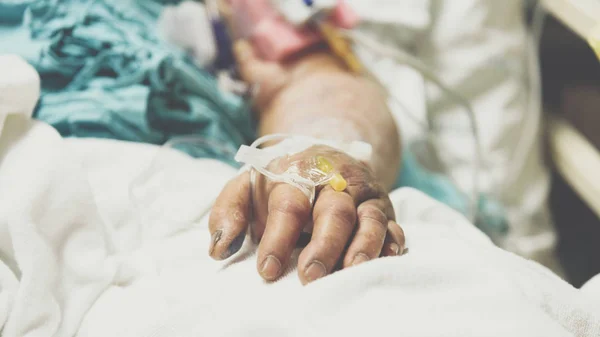 生理食塩水の点滴で入院中の患者 — ストック写真