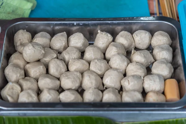 Bola de carne para la venta en el mercado de alimentos callejeros — Foto de Stock