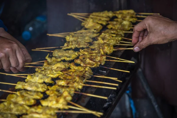 Satay de cerdo con salsa de maní en el mercado callejero de alimentos — Foto de Stock